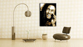 O pânză originală, pictată manual, înfățișând un portret stilizat al lui Bob Marley, cu un zâmbet larg, în tonuri de maro și negru, cu o ramă vizibilă din lemn, Papilora.