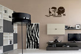 Modern tablou pe pânză cu motivul SAFARI, copaci, pădure în negru-alb nuanțe agățat în interiorul sufragerie, natură și minimalism | Ceas de perete modern SAFARI – interior