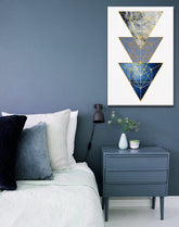 Geometric tablou pe pânză cu motivul Cosmic Resignation în alb-albastru nuanțe agățat în interiorul birou de lucru, atmosferă liniștită, eleganță – interior