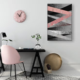 Pop art tablou pe pânză cu motivul Restricted Elegance în violet-albastru nuanțe agățat în interiorul sufragerie, atmosferă sofisticată, minimalism – interior