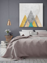 Geometric tablou pe pânză cu motivul Movement of God, motiv muzical în violet-albastru nuanțe agățat în interiorul sufragerie, atmosferă liniștită – interior