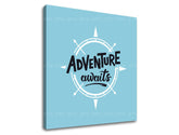 Modern tablou pe pânză cu motivul Adventure awaits, motiv de călătorie, hartă, citat motivațional în alb-albastru nuanțe, atmosferă inspirațională – produs