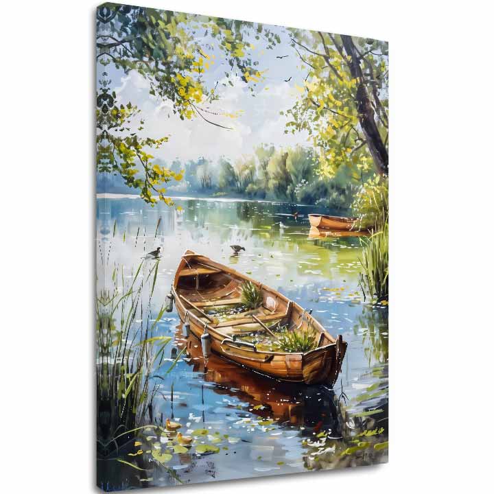 O barcă de lemn, cu vegetație în interior, plutește pe un lac liniștit, înconjurat de copaci verzi și galbeni, pe o pânză imprimată Papilora.