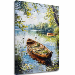 O barcă de lemn, cu vegetație în interior, plutește pe un lac liniștit, înconjurat de copaci verzi și galbeni, pe o pânză imprimată Papilora.