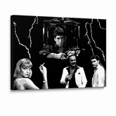O pânză originală pictată manual, în nuanțe de alb și negru, înfățișând personaje din filmul Scarface, cu un cadru vizibil din lemn, Papilora.