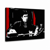 O pânză originală, pictată manual, înfățișând un portret stilizat al lui Al Pacino în tonuri de negru, alb și roșu, cu un cadru vizibil din lemn, Papilora.