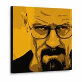 O pânză originală pictată manual, înfățișând un portret stilizat al lui Walter White în nuanțe de galben și negru, cu rama de lemn vizibilă, Papilora.