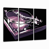 Tablou POP ART pictat manual DJ 3 buc dj – Vizualizare 3D a tabloului pictat manual pe fundal alb. Culori dominante: negru, mov, alb.