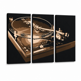 Tablou POP ART pictat manual DJ 3 buc dj2 – Vizualizare 3D a tabloului pictat manual pe fundal alb. Culori dominante: negru, maro, bej.