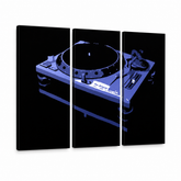 Tablou POP ART pictat manual DJ 3 buc dj6 – Vizualizare 3D a tabloului pictat manual pe fundal alb. Culori dominante: negru, albastru, alb.