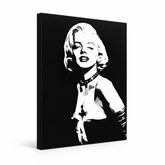 O pânză originală, pictată manual, o înfățișează pe Marilyn Monroe într-un stil alb-negru, cu un cadru vizibil din lemn, Papilora.