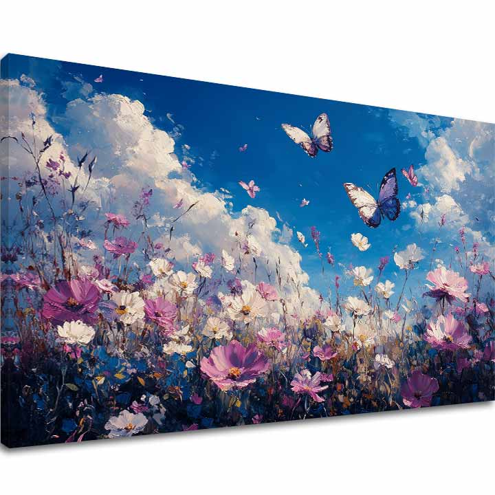 O pânză imprimată cu un câmp vibrant de flori roz și albe sub un cer albastru cu nori pufoși și fluturi zburând, prezentată pe un șasiu de lemn, Papilora.