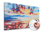 O pânză imprimată cu un peisaj abstract vibrant, în nuanțe de roșu, albastru și galben, cu o ramă de lemn vizibilă, Papilora.