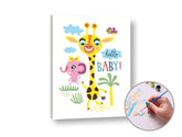 O girafă galbenă și un elefant roz cu mesajul „hello BABY!” pe o pânză imprimată, cu o ramă de lemn vizibilă, Papilora.