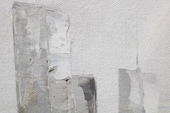 O vedere de aproape a picturii abstracte, evidențiind textura bogată a zgârie-norilor aurii și gri, reflectați în apă, Papilora.