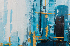 O vedere de aproape a picturii abstracte, cu texturi vizibile și compoziția detaliată a zgârie-norilor aurii și albastri, Papilora.
