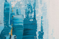 O vedere de aproape a picturii abstracte, cu texturi vizibile și compoziția detaliată a zgârie-norilor aurii și albastri, Papilora.