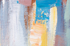 O vedere de aproape a picturii abstracte, evidențiind textura bogată și compoziția dinamică a orașului reflectat, Papilora.