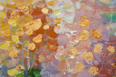 O vedere de aproape a picturii abstracte, evidențiind textura bogată a culorilor galbene, albastre și verzi, Papilora.