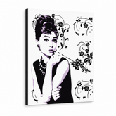 Tablou POP ART pictat manual a lui Audrey Hepburn ah5 – Vizualizare 3D a tabloului pictat manual pe fundal alb. Culori dominante: negru, alb, mov.