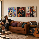 Set de 3 tablouri Rock Legends Papilora, cu Freddie Mercury, Elvis Presley, Jimi Hendrix, deasupra unei canapele în living modern.