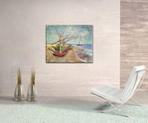 În stil boho tablou pe pânză cu motivul plajă, mare, barcă cu pânze, cer, mare și plajă în albastru-verde nuanțe agățat în interiorul sufragerie – interior