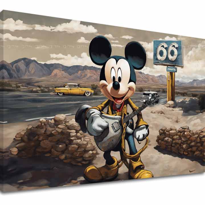 O pânză imprimată cu Mickey Mouse zâmbitor, purtând o chitară și stând pe marginea drumului Route 66, cu munți și o mașină galbenă în fundal, Papilora.
