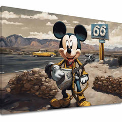 O pânză imprimată cu Mickey Mouse zâmbitor, purtând o chitară și stând pe marginea drumului Route 66, cu munți și o mașină galbenă în fundal, Papilora.