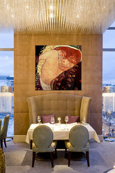 Geometric tablou pe pânză cu motivul DANAE – Gustav Klimt, motiv religios în auriu nuanțe agățat în interiorul restaurant, atmosferă romantică – interior