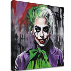 O pânză imprimată cu un portret de Joker feminin, având părul verde și alb, machiaj dramatic și un zâmbet roșu, pe un fundal abstract violet și negru, Papilora.