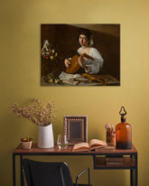În stil boho tablou pe pânză cu motivul Michelangelo Caravaggio - Lutnista, flori, vioară, motiv muzical, natură în alb-auriu nuanțe, potrivit pentru bucătărie – principală