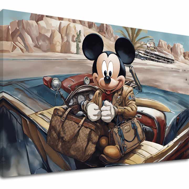 O pânză imprimată cu Mickey Mouse la volanul unei mașini decapotabile, pe fundalul unui peisaj deșertic, cu un cadru vizibil din lemn, Papilora.