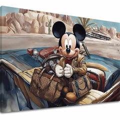 O pânză imprimată cu Mickey Mouse la volanul unei mașini decapotabile, pe fundalul unui peisaj deșertic, cu un cadru vizibil din lemn, Papilora.