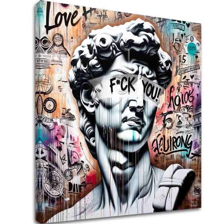 O pânză imprimată cu o reprezentare modernă a bustului lui David, având o bandană cu text și fundal graffiti colorat, cu o ramă de lemn vizibilă, Papilora.