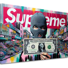 O pânză imprimată cu un bărbat purtând o cagulă, ținând o bancnotă de un dolar, pe un fundal urban vibrant, cu logo-ul Supreme, Papilora.