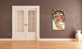 Geometric tablou pe pânză cu motivul TANEC – Alfons Mucha, natură în albastru-auriu nuanțe agățat în interiorul hol, atmosferă elegantă – interior