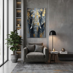 Tablou elefant cu accente aurii în living lângă fotoliu gri și lampă