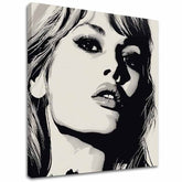 Modern tablou pe pânză cu motivul Brigitte Bardot - Eleganță 60. rokov, păr în alb-negru nuanțe, atmosferă dramatică | Tablou Brigitte Bardot - Eleganță 60. rokov – principală