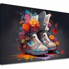 O pereche de adidași colorați, decorați cu flori vibrante, pe o pânză întinsă pe un cadru de lemn, Papilora.