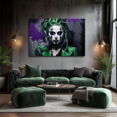 Un tablou cu un portret feminin Joker, cu păr verde și machiaj dramatic, atârnând într-un interior modern, deasupra unei console din lemn cu o vază și o lumânare Papilora.