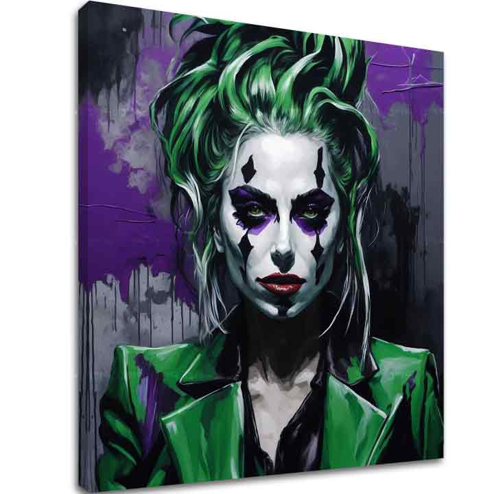 O pânză imprimată cu o femeie stilizată Joker, având părul verde și machiaj dramatic, pe un fundal violet și gri, cu o ramă de lemn vizibilă, Papilora.