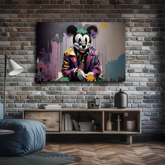 Tabloul cu Mickey Mouse în stil Joker, cu nuanțe de violet și galben, atârnă deasupra unei console moderne din lemn, Papilora.