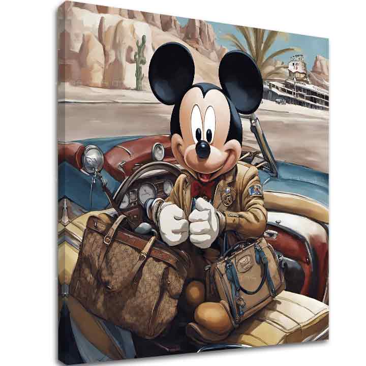 O pânză imprimată cu Mickey Mouse la volanul unei mașini, având un fundal de deșert, cu un cadru vizibil din lemn, Papilora.