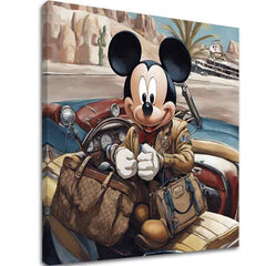 O pânză imprimată cu Mickey Mouse la volanul unei mașini, având un fundal de deșert, cu un cadru vizibil din lemn, Papilora.