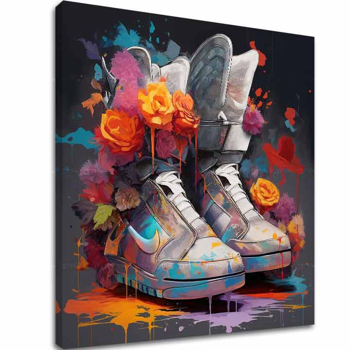 O pânză imprimată cu adidași înalți, decorați cu flori portocalii și roz, pe un fundal întunecat cu pete de vopsea, vizibilă pe un șasiu de lemn, Papilora.