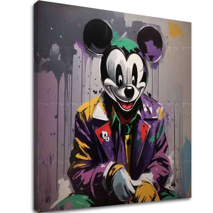 O pânză imprimată cu Mickey Mouse în costum de Joker, cu un fundal gri și violet, vizibilă pe un șasiu de lemn, Papilora.