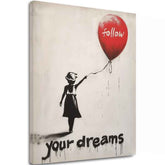 O fetiță stilizată, în negru, ține un balon roșu cu mesajul "follow" pe o pânză alb-crem, cu textul "your dreams" în partea de jos, Papilora.