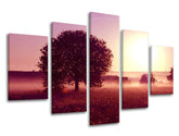 Clasic tablou pe pânză cu motivul APUS DE SOARE, copac, câmp, soare, ceață ușoară în violet-roz nuanțe, atmosferă liniștită, natură și singurătate, execuție multi-panou – principală