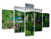 În stil boho tablou pe pânză cu motivul CASCADE, pădure, cascadă, lac, peisaj în maro-albastru nuanțe, atmosferă liniștită, natură și pace și echilibru – principală