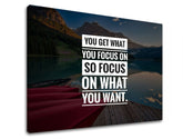 Modern tablou pe pânză cu motivul You get what you focus, munți, lac, peisaj, citat motivațional în alb-albastru nuanțe, pace interioară și natură – produs